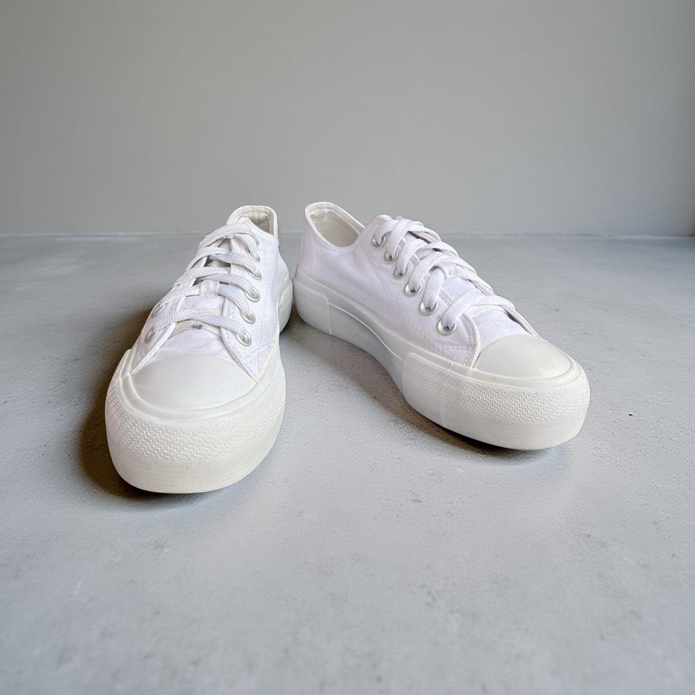 No Boundaries White Canvas Memory Foam Low Top Sneakers Womens Size 6